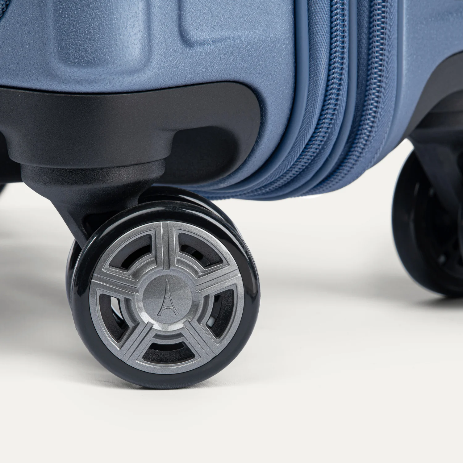 Platinum® Elite Carry-On Business Plus Hardside Spinner - Image 18