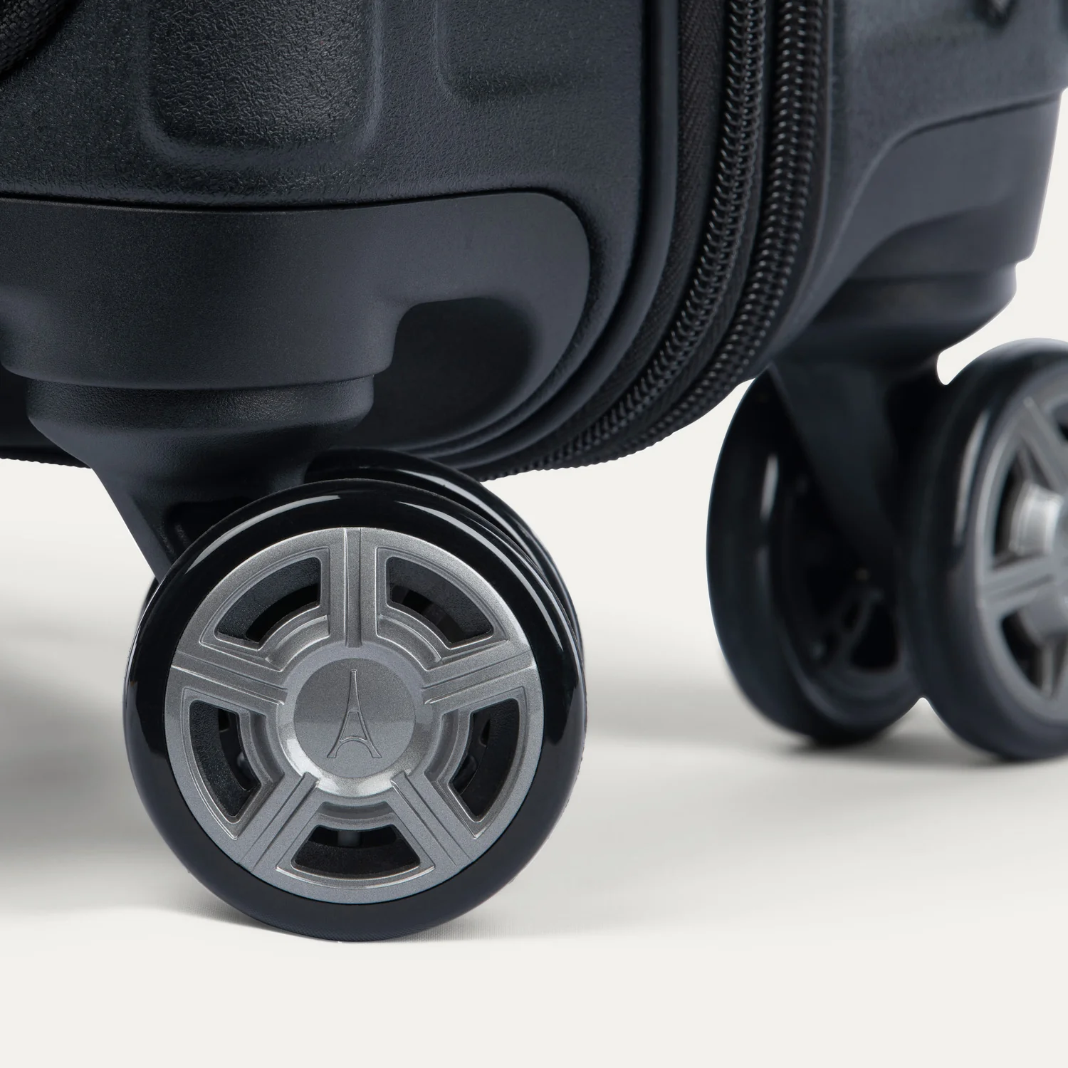 Platinum® Elite Carry-On Business Plus Hardside Spinner - Image 9